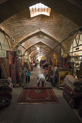 Hamadan Bazaar-Alireza Khatibi-WikiRug.jpg