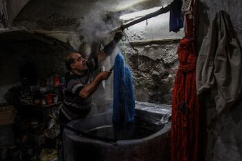 Dyeing 1-Mohammad Ali Najib-WikiRug.jpg