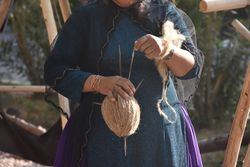 Carpet Weaving 2-Zollanvari-WikiRug.jpg